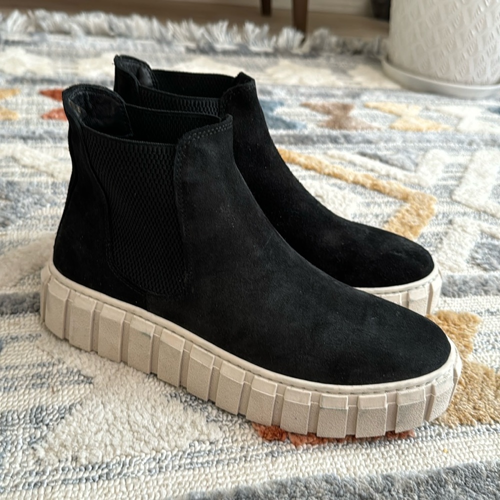 Bueno Tori Chelsea Bootie Black Suede Platform Lug Sole Ankle Boots